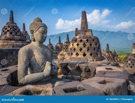  Borobudur! Maaginen Java-kivi ja mystisen Buddhan tarina